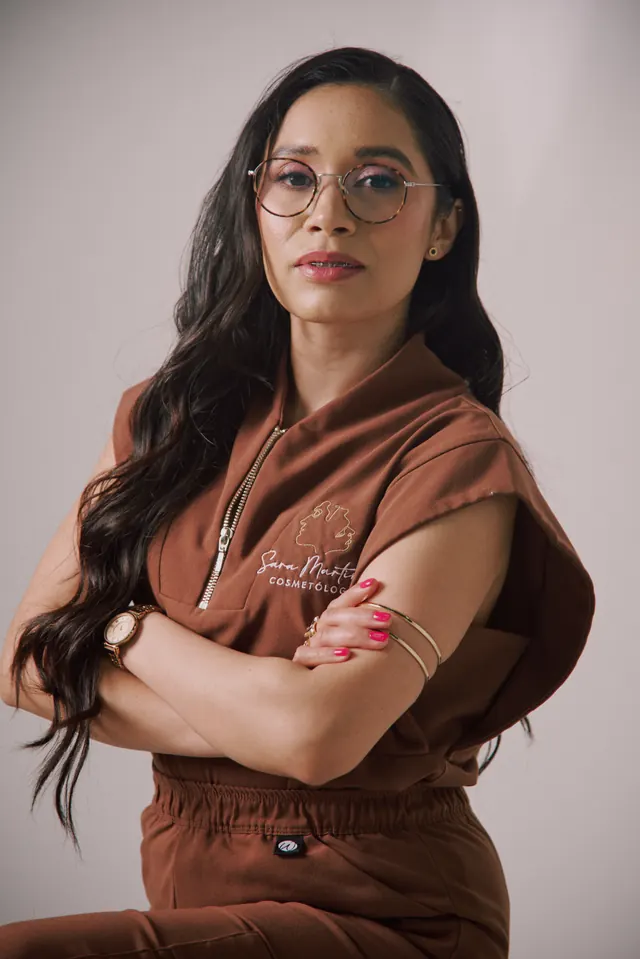 Sara Martínez, fundadora, con los brazos cruzados y su uniforme café