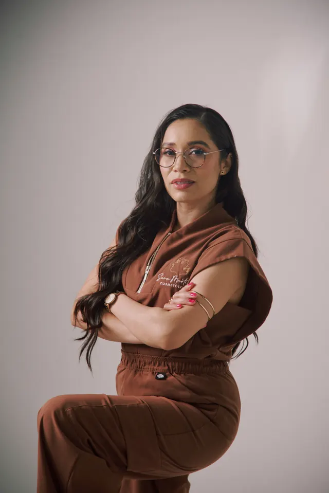 Sara Martínez mira a la cámara, con su uniforme café